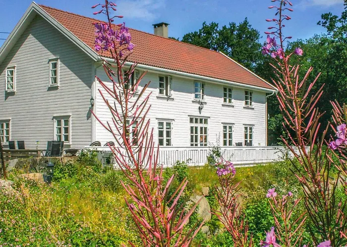 Semesterbostad Lovely In With Wi-fi Farsund